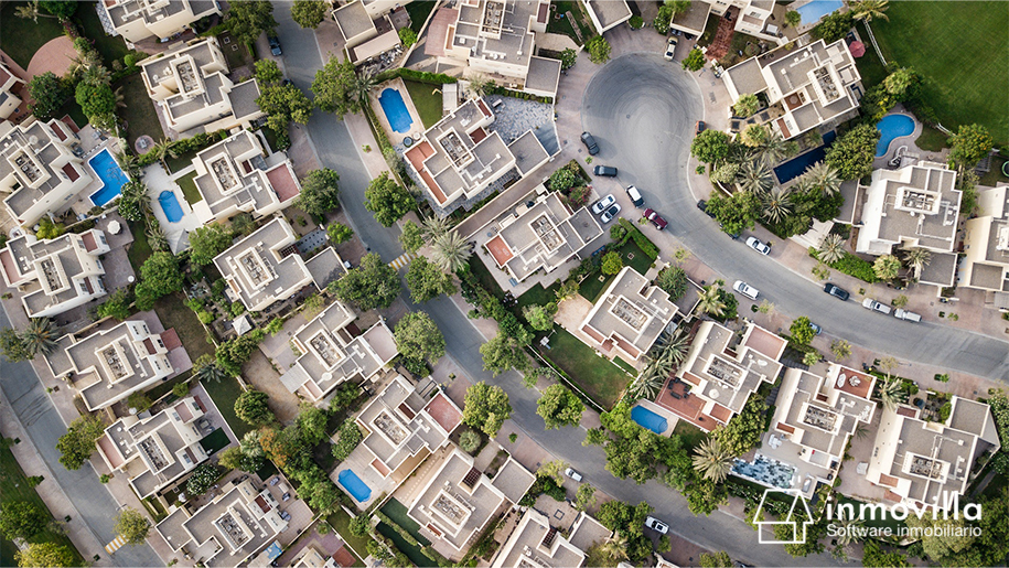 Vista aérea de viviendas de un MLS inmobiliario.