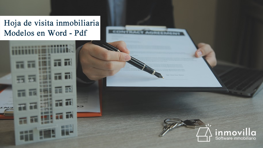 mostrando hoja de visita inmobiliaria para su firma